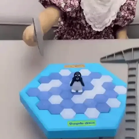 Jogo Quebra-Gelo Pinguim com pinguim central e acessórios de martelos e roda de cores para interação