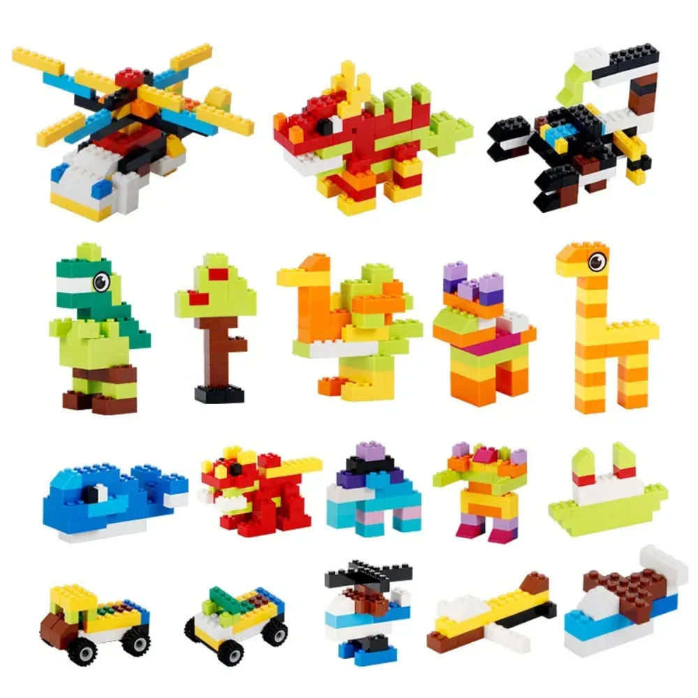 Conjunto de brinquedos construídos com Blocos de Montar incluindo helicóptero, dinossauro e figuras criativas