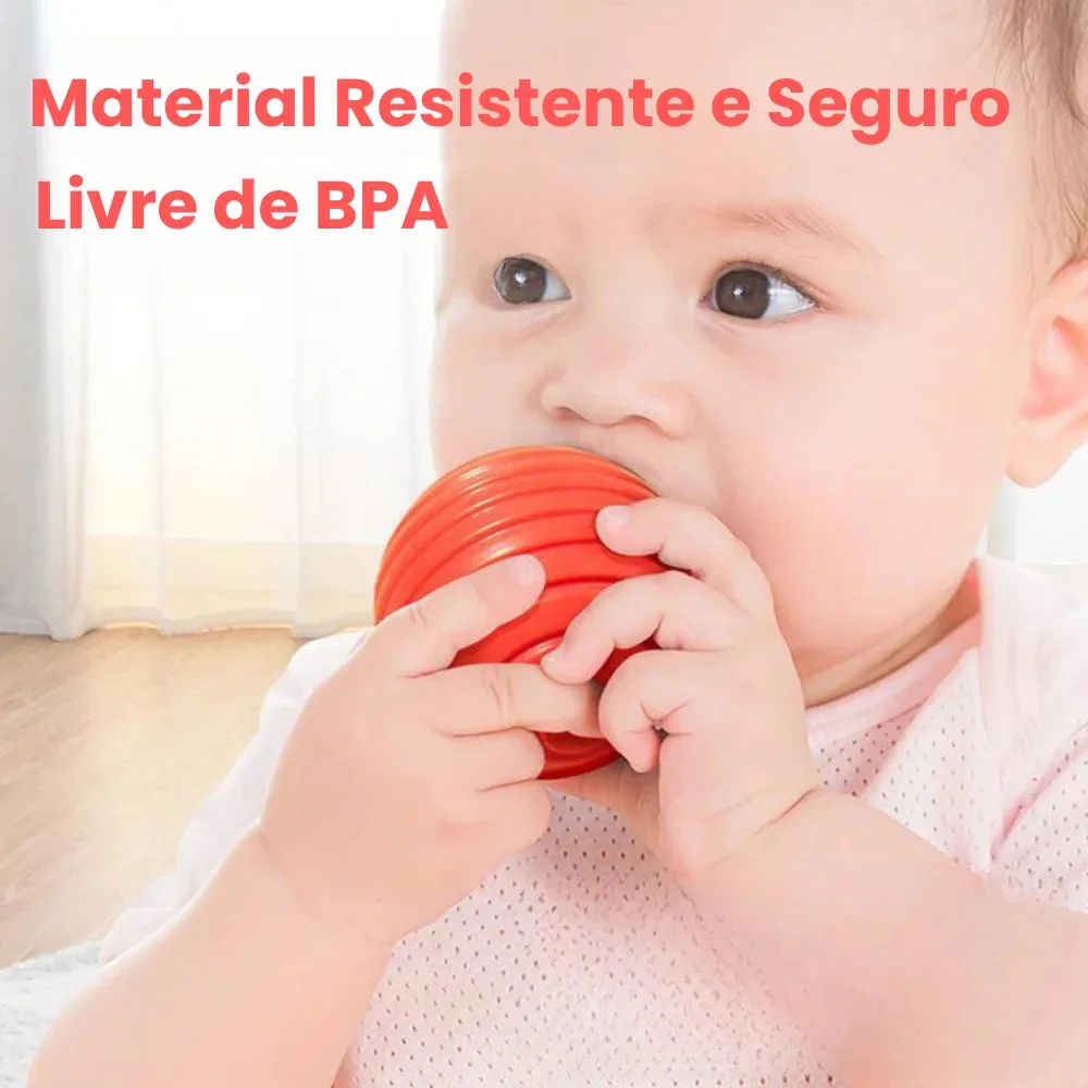 Arindolê Brinquedos bebê brincando com Brinquedo Educativo e Brinquedo Sensorial em formato de cubo com bandas elásticas coloridas