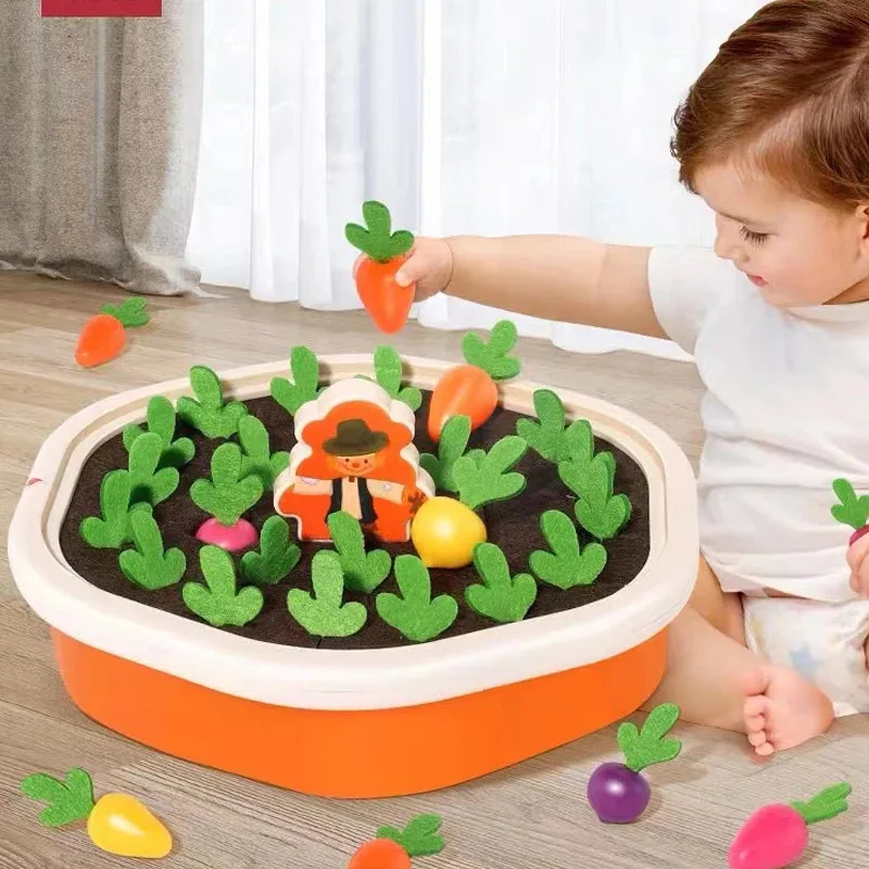 Criança brincando com Brinquedo Montessori Educativo de cenouras para desenvolvimento motor e aprendizado interativo