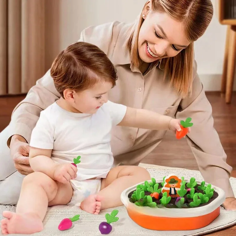 Mãe brincando com filho usando brinquedo educativo Montessori de cenouras para socialização e desenvolvimento cognitivo
