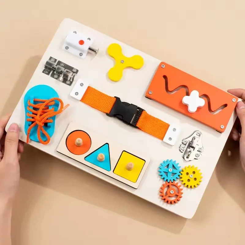 Arindolê Brinquedos Brinquedo Educativo Montessori placa de atividades em madeira com cadarço, engrenagens, trava e fivela, estimula autonomia
