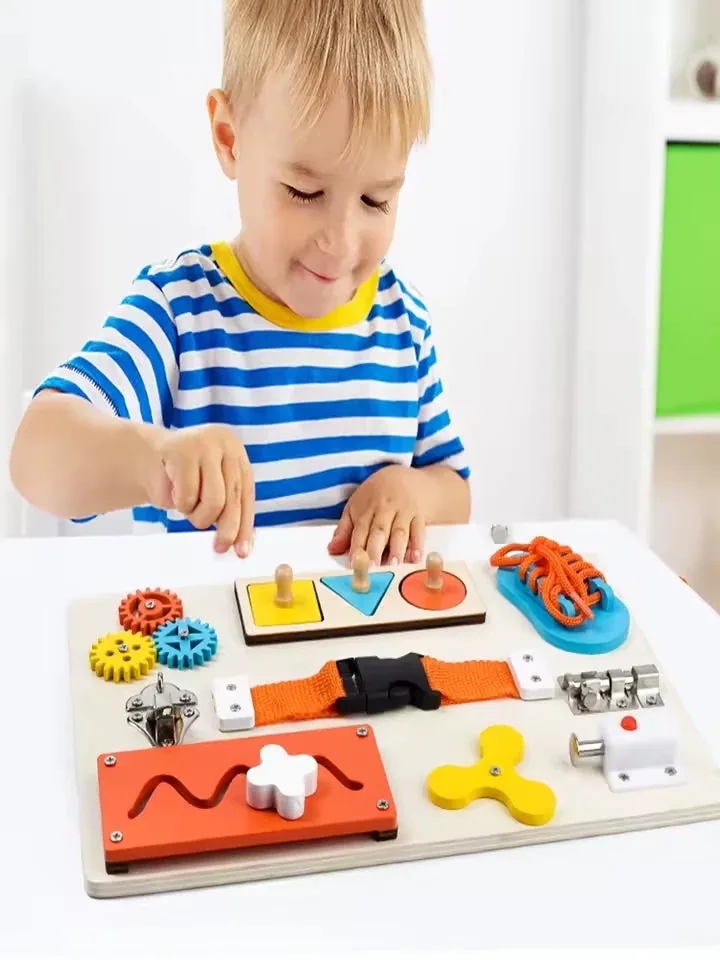 Arindolê Brinquedos Criança brincando com placa de atividades Montessori desenvolvendo coordenação motora fina Brinquedo Educativo Brinquedos Montessori