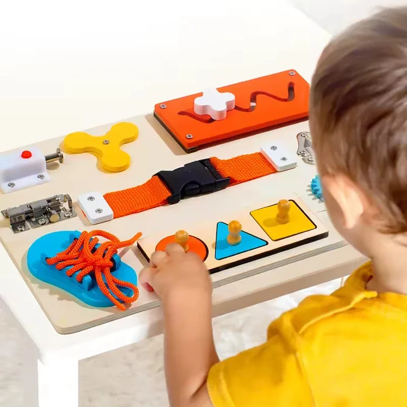 Arindolê Brinquedos Criança brincando com placa Montessori de atividades em madeira, estimulando autonomia e coordenação motora fina Brinquedo Educativo Brinquedos Montessori